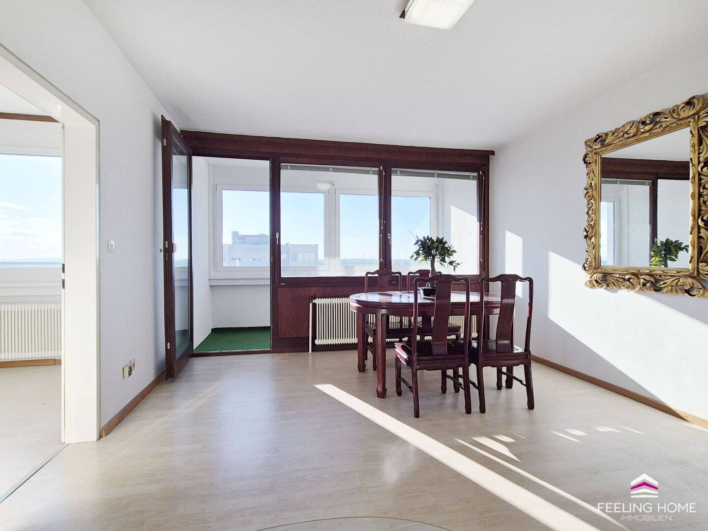 Helle 3-Zimmer-Loggia-Wohnung im 7. Liftstock mit schönem Fernblick bis zum Schneeberg!