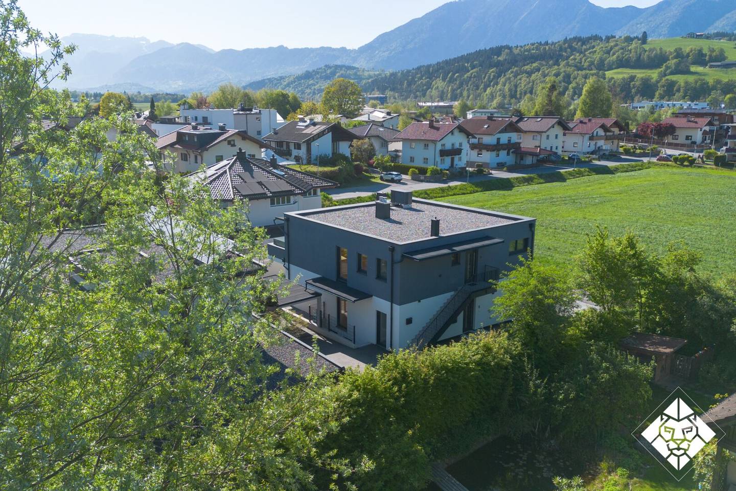 Neubaujuwel „Villenperle“ – Exklusives Zweifamilienhaus in Wörgls Villengegend