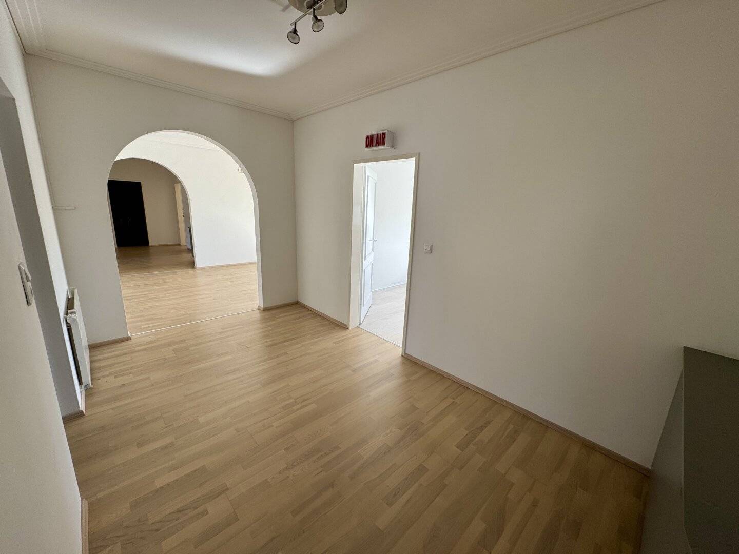Geräumige Eigentumswohnung mit Balkon und Carports, nähe Gleisdorf ...!