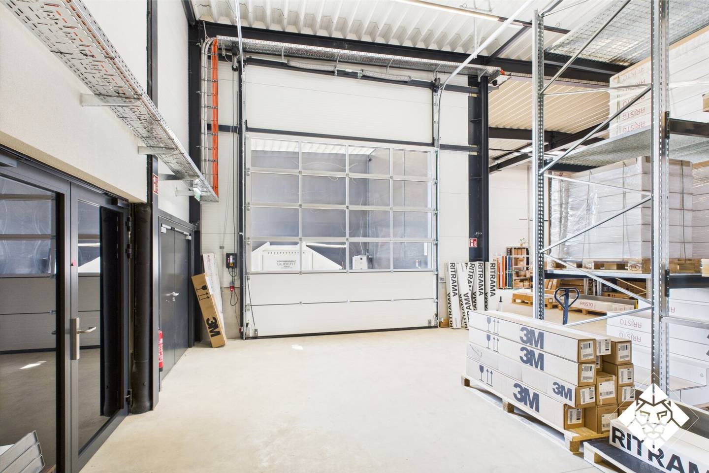Modernes Palettenlager inklusive Handlingservice mit optimaler Verkehrsanbindung zu mieten