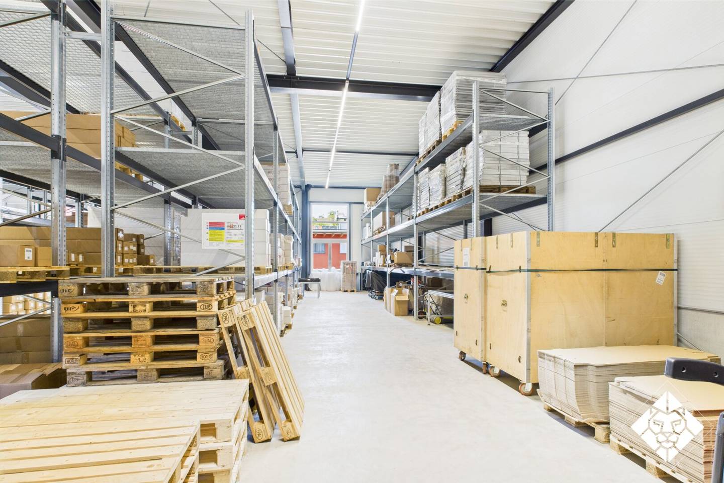 Modernes Palettenlager inklusive Handlingservice mit optimaler Verkehrsanbindung zu mieten