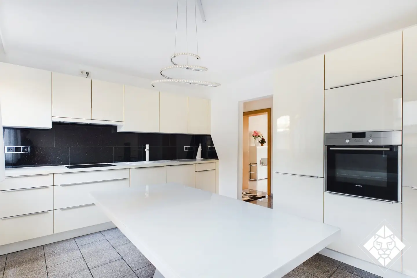Ruhige Innenstadtlage mit Bahnhofsnähe – 3-Zimmer-Wohnung mit Garage und 4 % Mietrendite