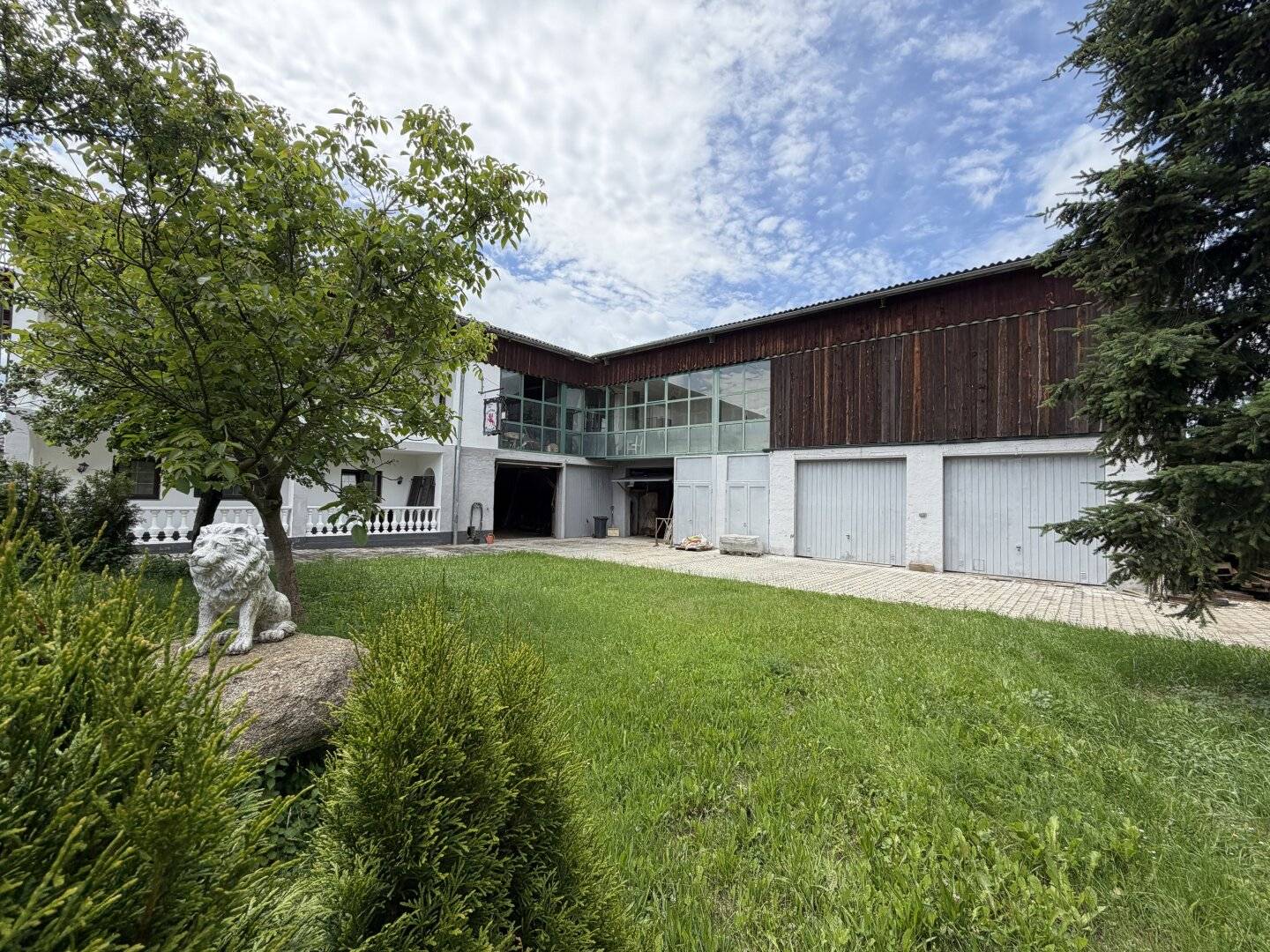 Viel Platz und Höhe - Bauernhaus mit ca. 7000m2 Grund , hohen Hallen und Garagen