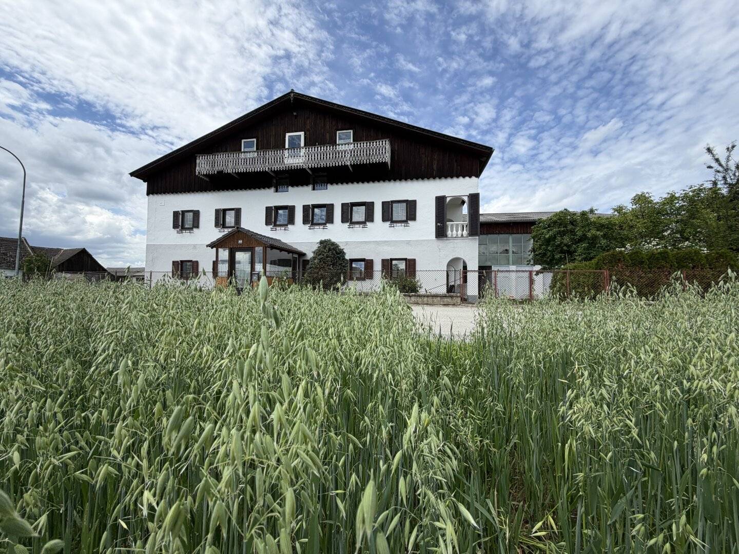 Viel Platz und Höhe - Bauernhaus mit ca. 7000m2 Grund , hohen Hallen und Garagen