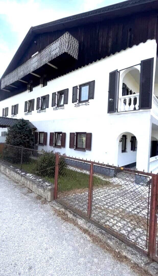 Viel Platz und Höhe - Bauernhaus mit ca. 7000m2 Grund , hohen Hallen und Garagen