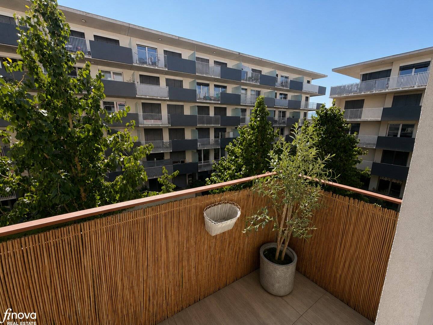 LIEBENAU!! 4 Zimmer - Familienwohnung mit Balkon und Kamin - nähe der Eishalle!