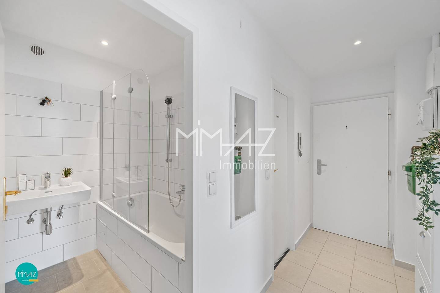 QUIET I CENTRAL I IMMEDIATE OCCUPANCY. Bright 2-room apartment with very large communal garden. MOVE IN + ENJOY