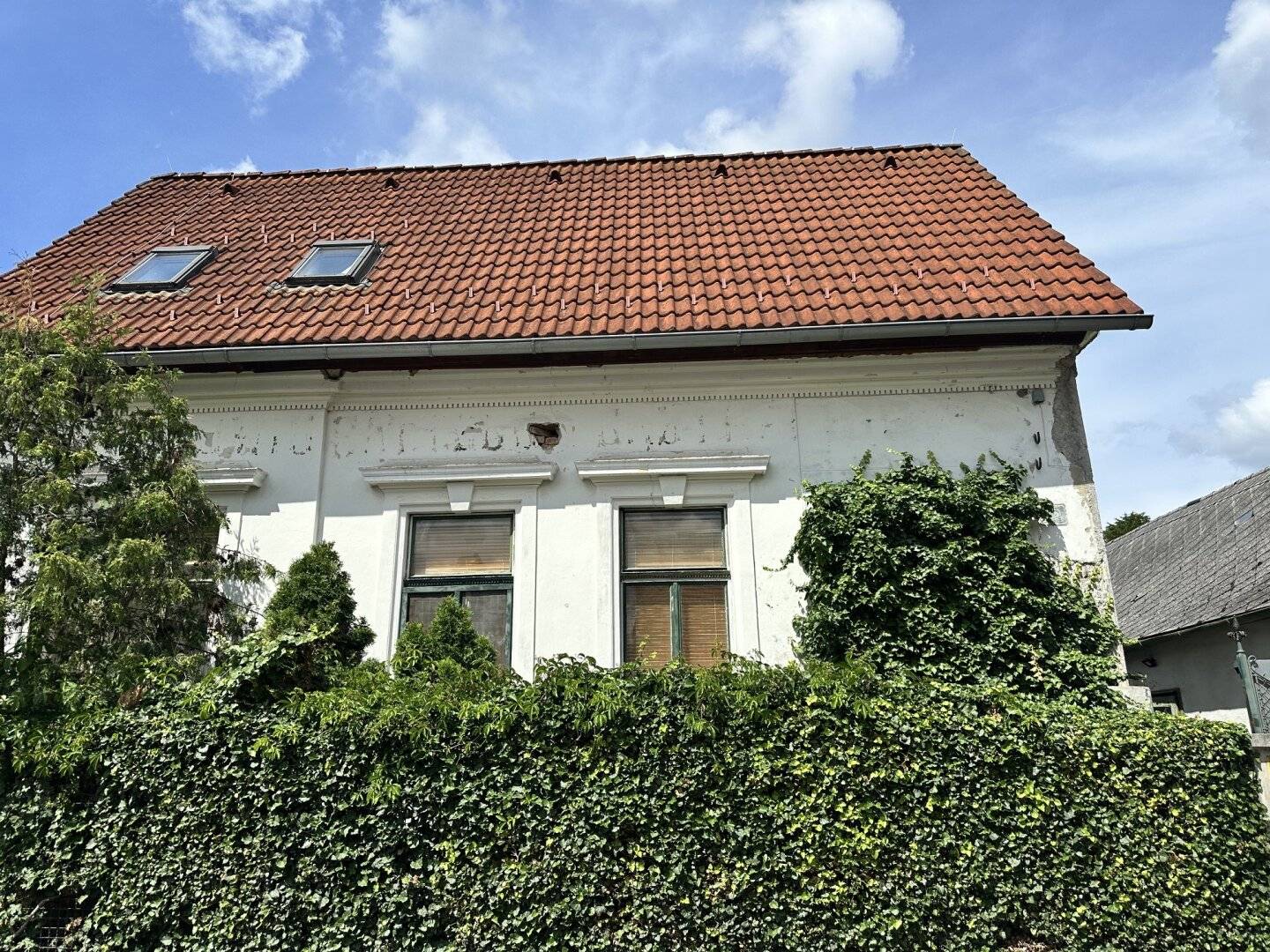 Spacious building plot with existing old building and great garden, ideal for families or as a developer project