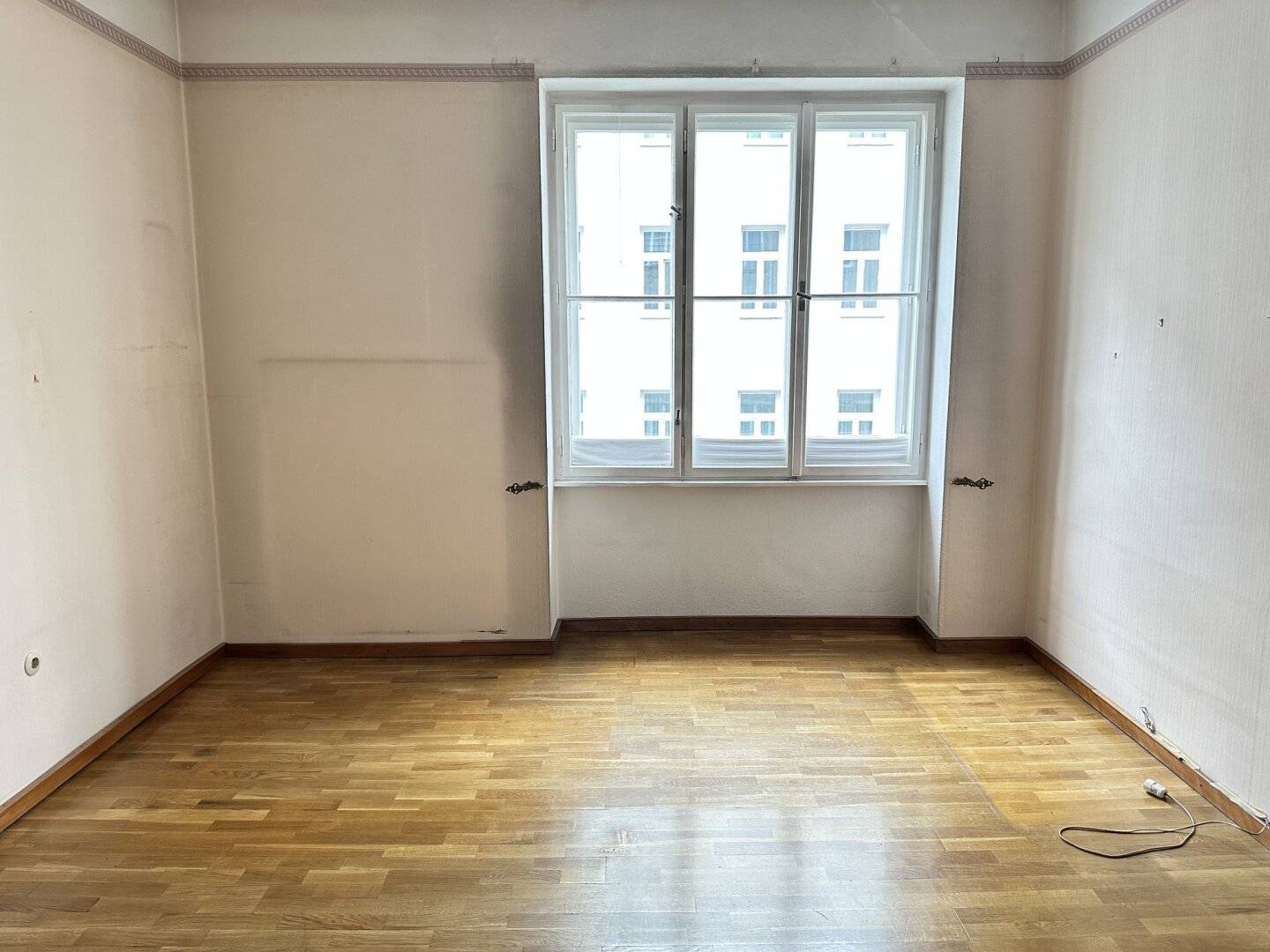 RENOVIERUNGSBEDÜRFTIGE 3 ZIMMER WOHNUNG - angemessener Mietzins
