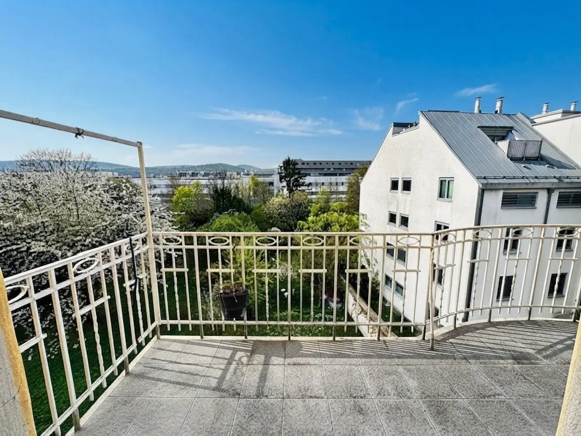 Seltene Altbauperle mit großem Südbalkon & Weitblick – Top Lage S-Bahn Hadersdorf