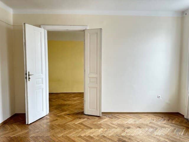 Seltene Altbauperle mit großem Südbalkon & Weitblick – Top Lage S-Bahn Hadersdorf