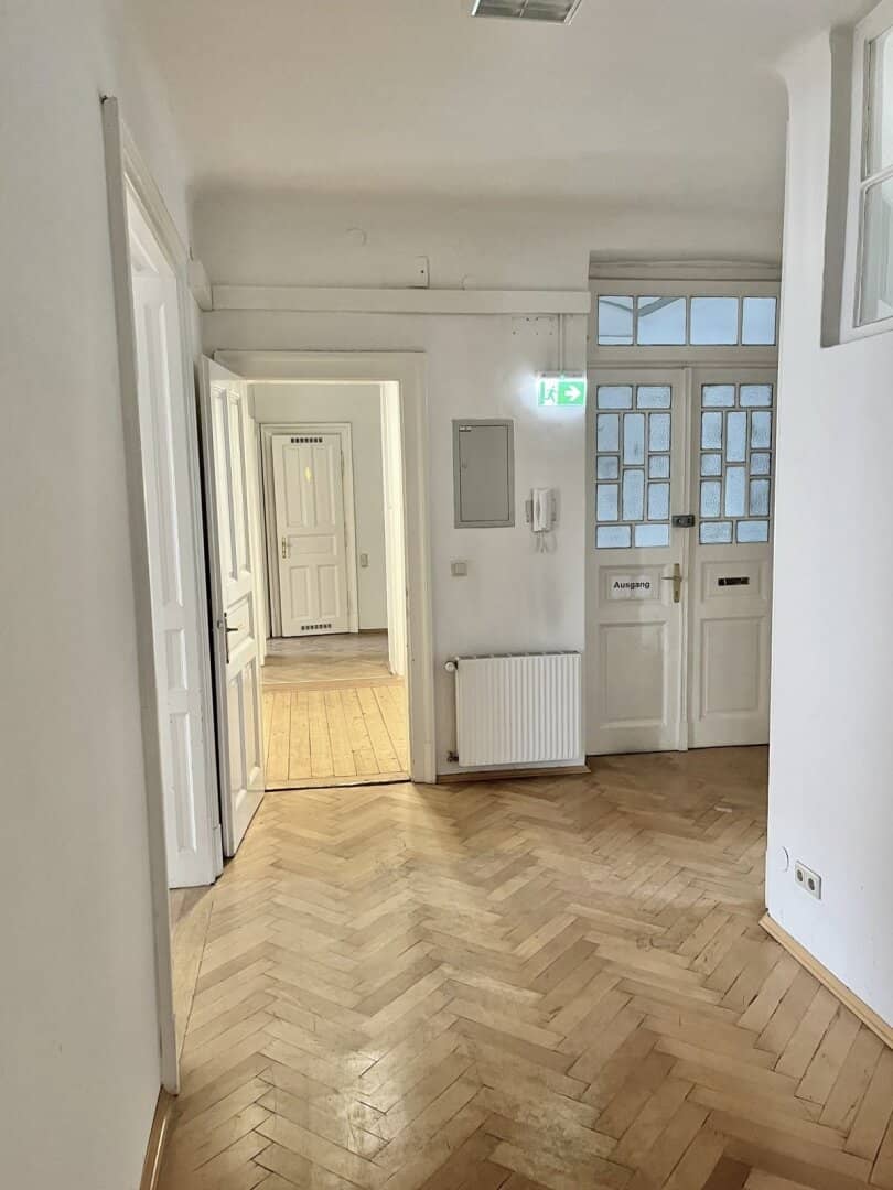 Altbau-Mietwohnung mit großzügiger Raumaufteilung und Balkon mit Gartenblick in Citylage/ WG geeignet