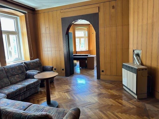 Unsanierte Wohnung im sanierten Stilaltbau - Ecke Gürtel / Neustiftgasse