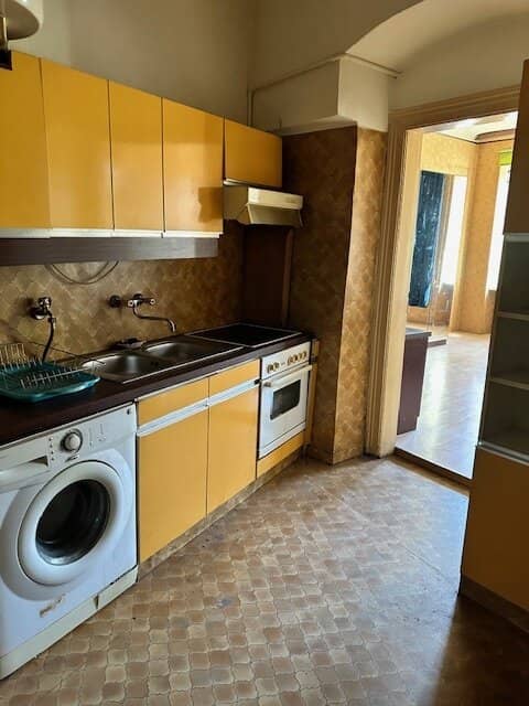 Unsanierte Wohnung im sanierten Stilaltbau - Ecke Gürtel / Neustiftgasse