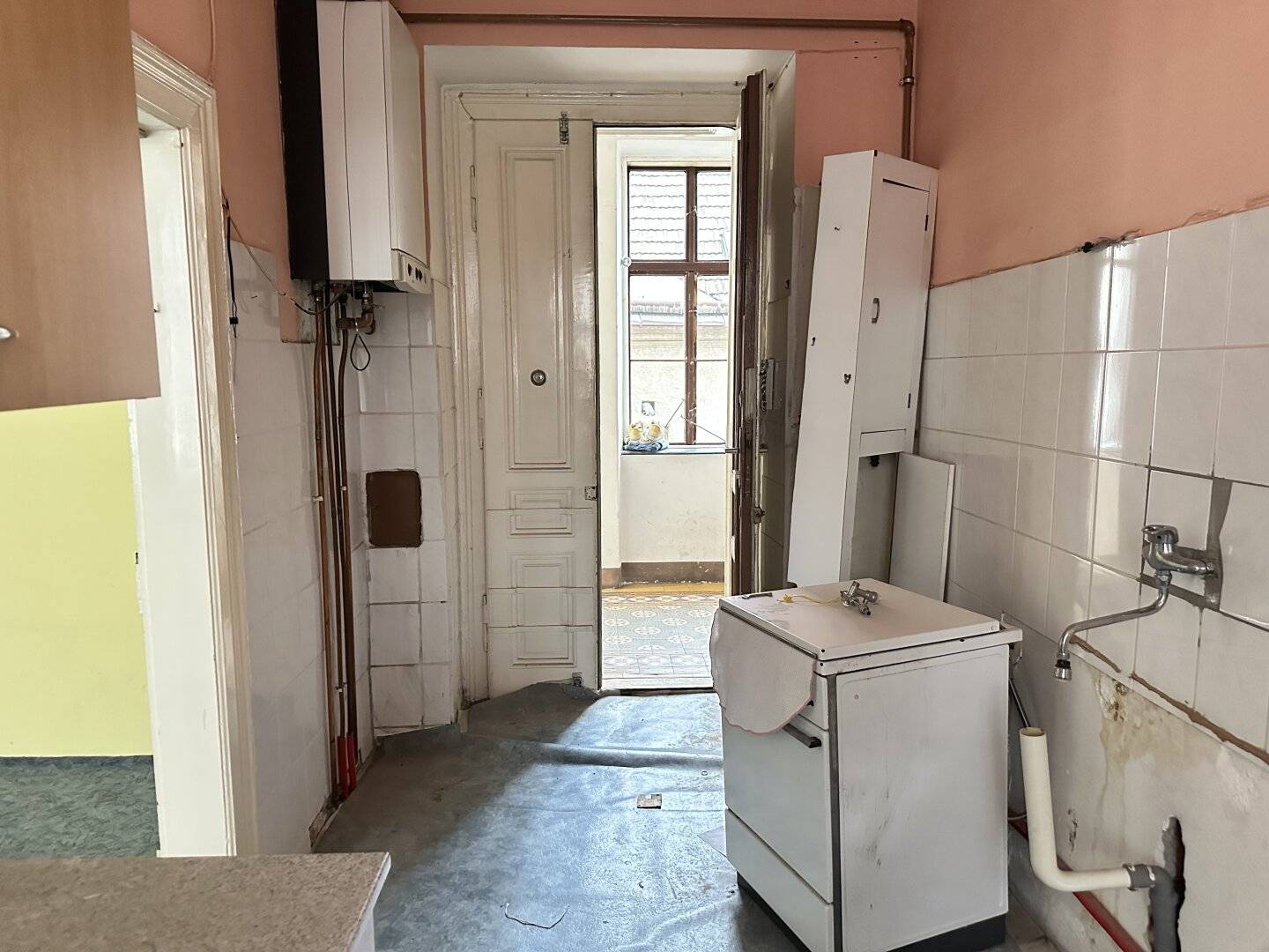 Kleine Wohnung hofseitig + Therme + 4. Stock (ohne Lift) + Lugner City/U6 Burggasse