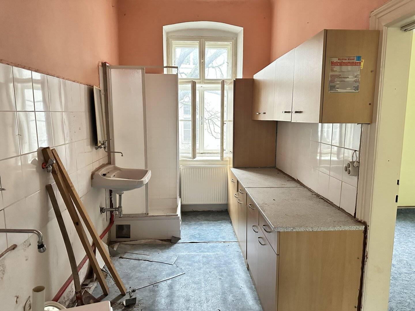 Kleine Wohnung hofseitig + Therme + 4. Stock (ohne Lift) + Lugner City/U6 Burggasse