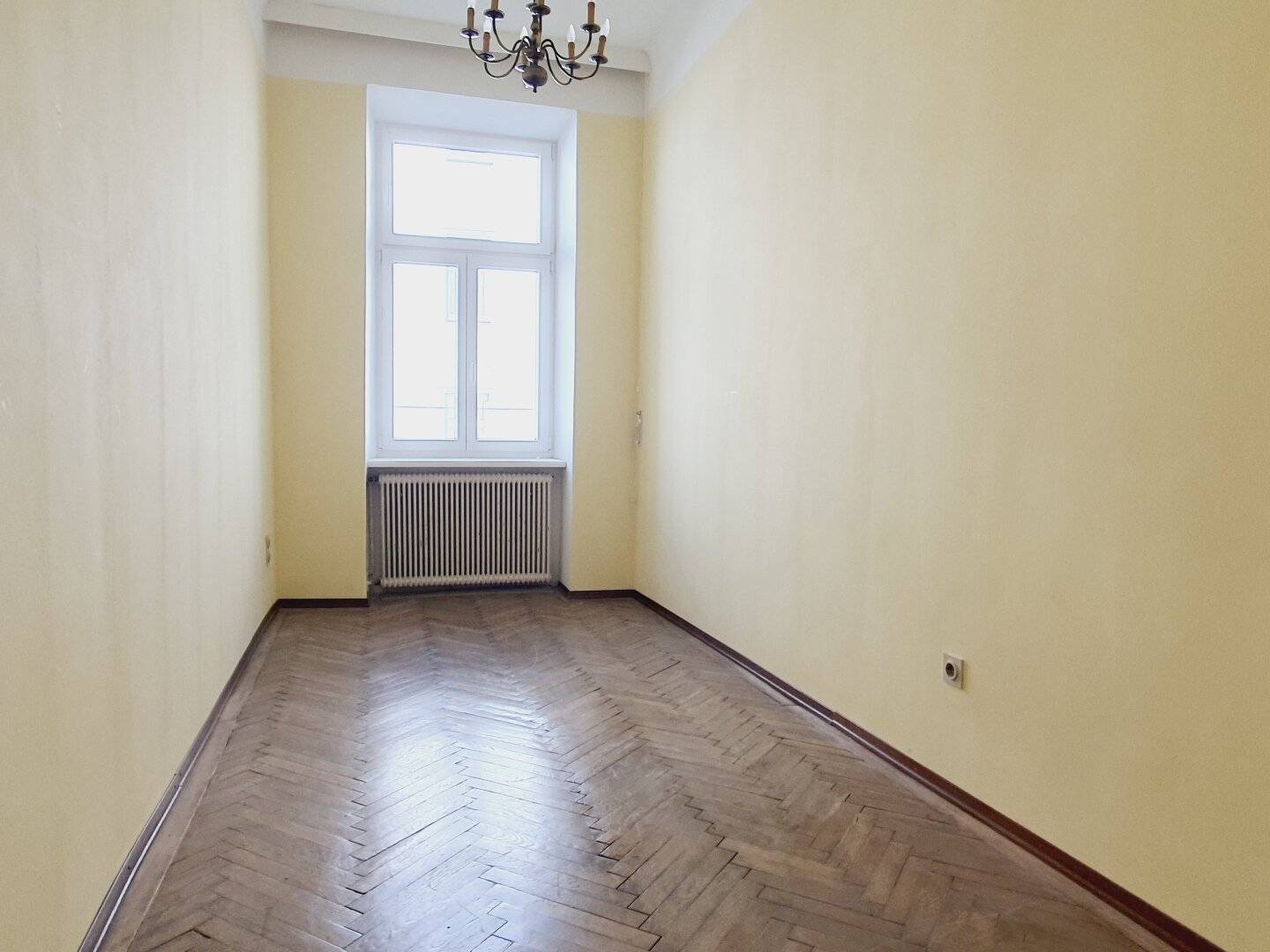 Großzügige Wohnung im sanierten Altbau - BALKON möglich