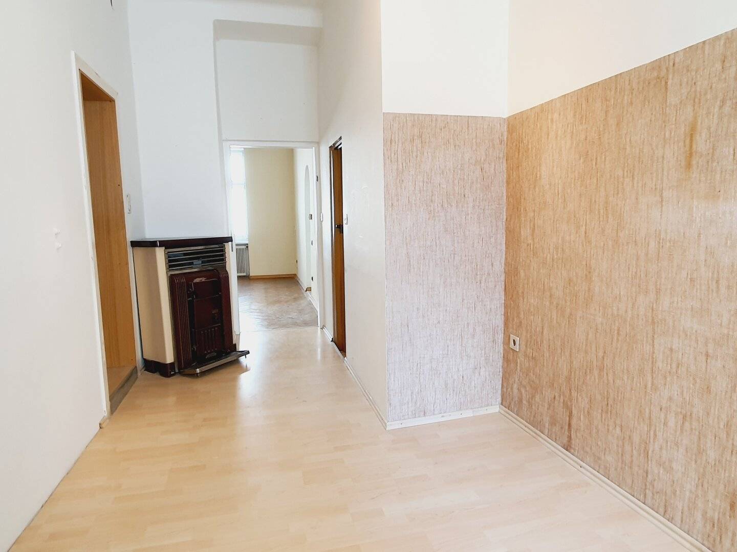Großzügige Wohnung im sanierten Altbau - BALKON möglich