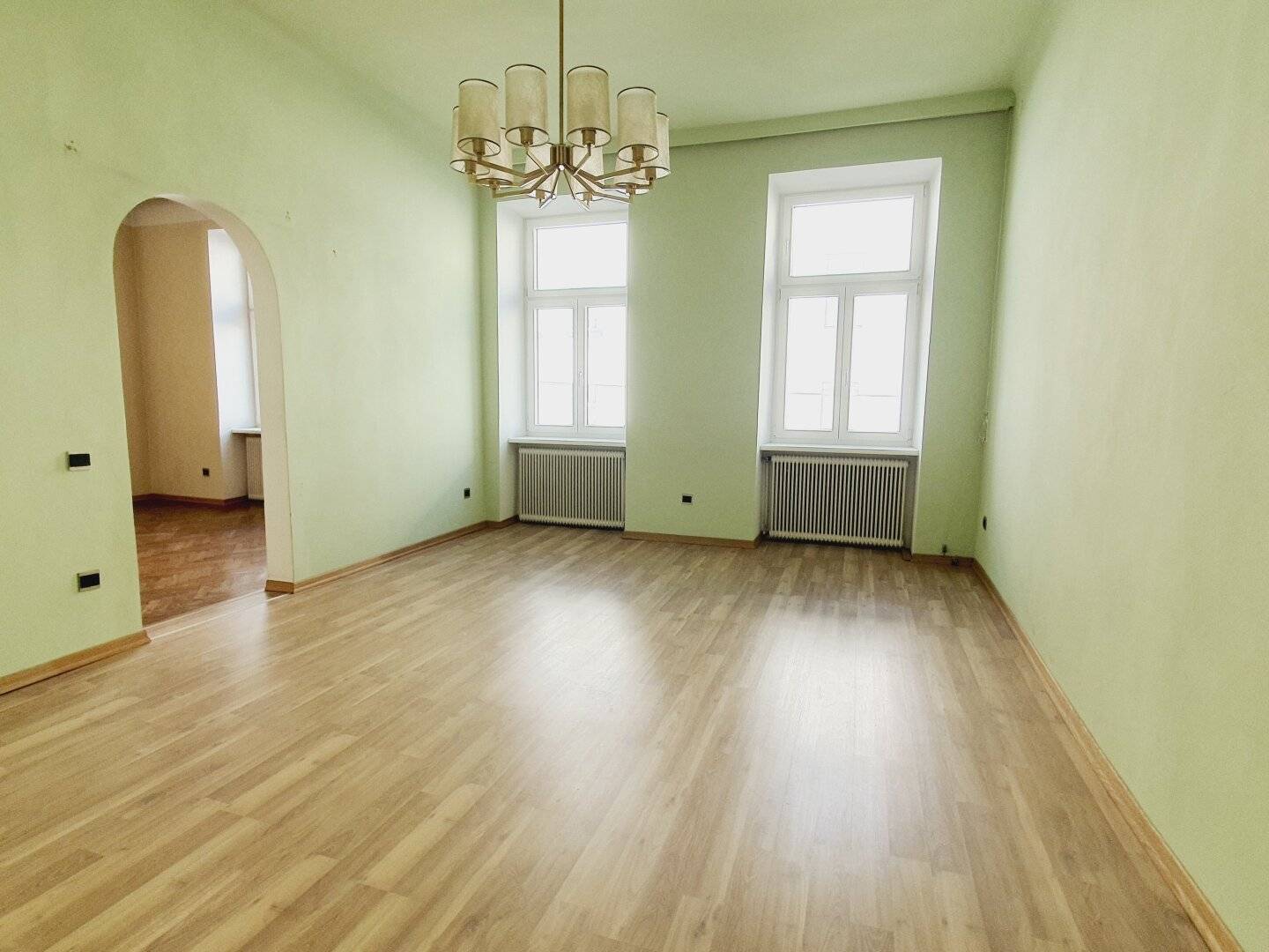 Großzügige Wohnung im sanierten Altbau - BALKON möglich