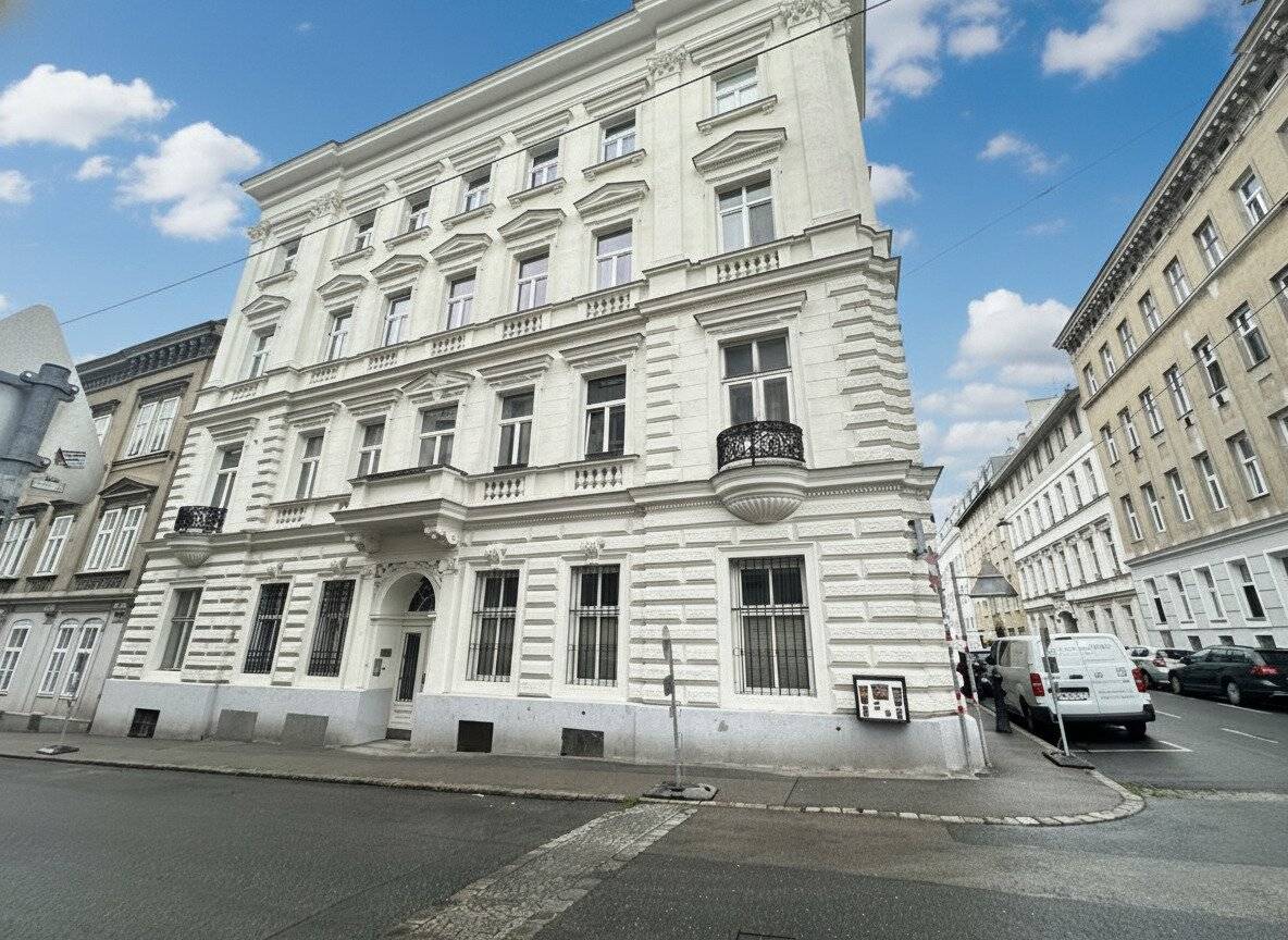 Unsanierte 3 Zimmer Wohnung im sehr schönen Stilaltbau