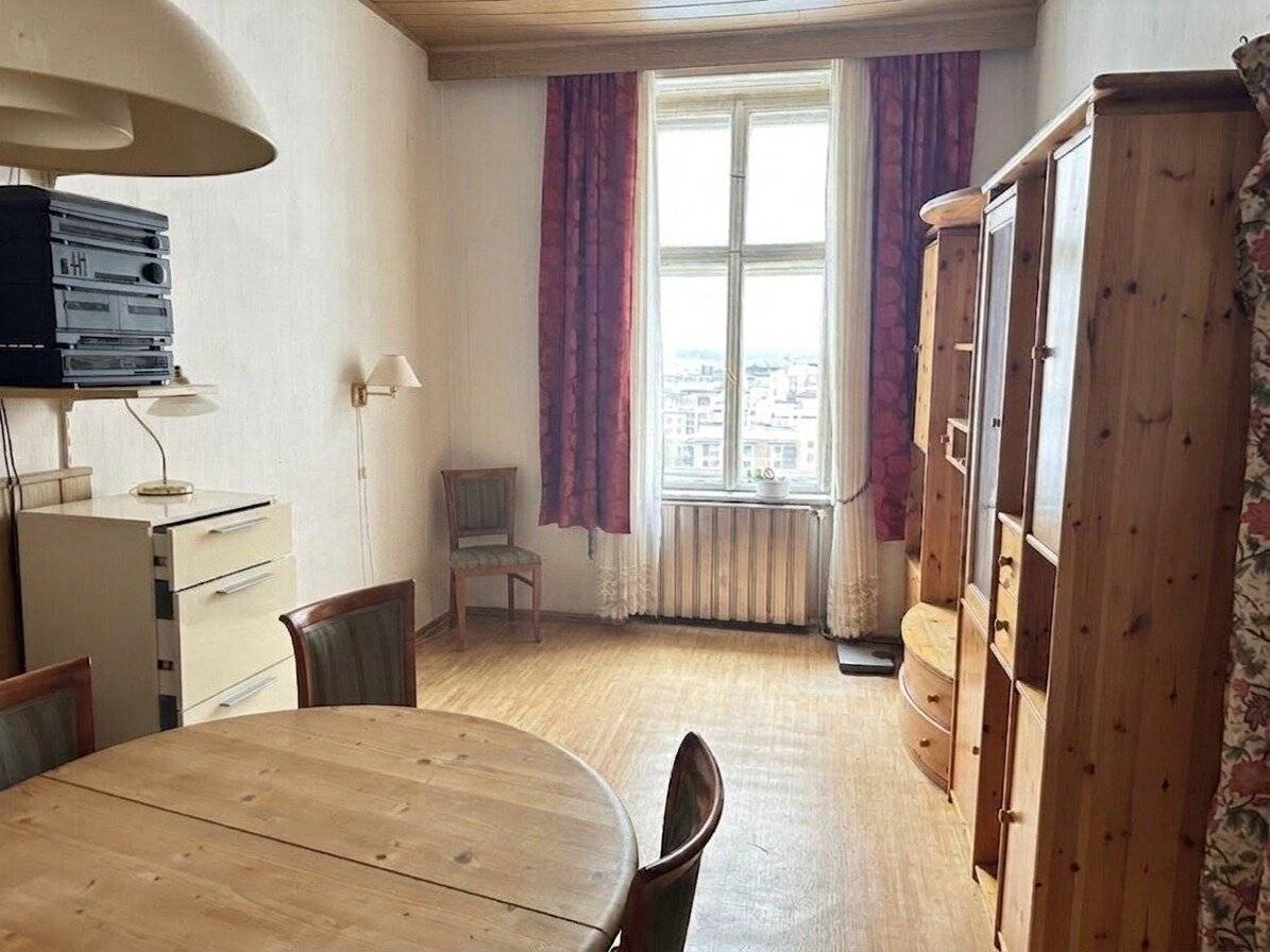Unsanierte 3 Zimmer Wohnung im sehr schönen Stilaltbau
