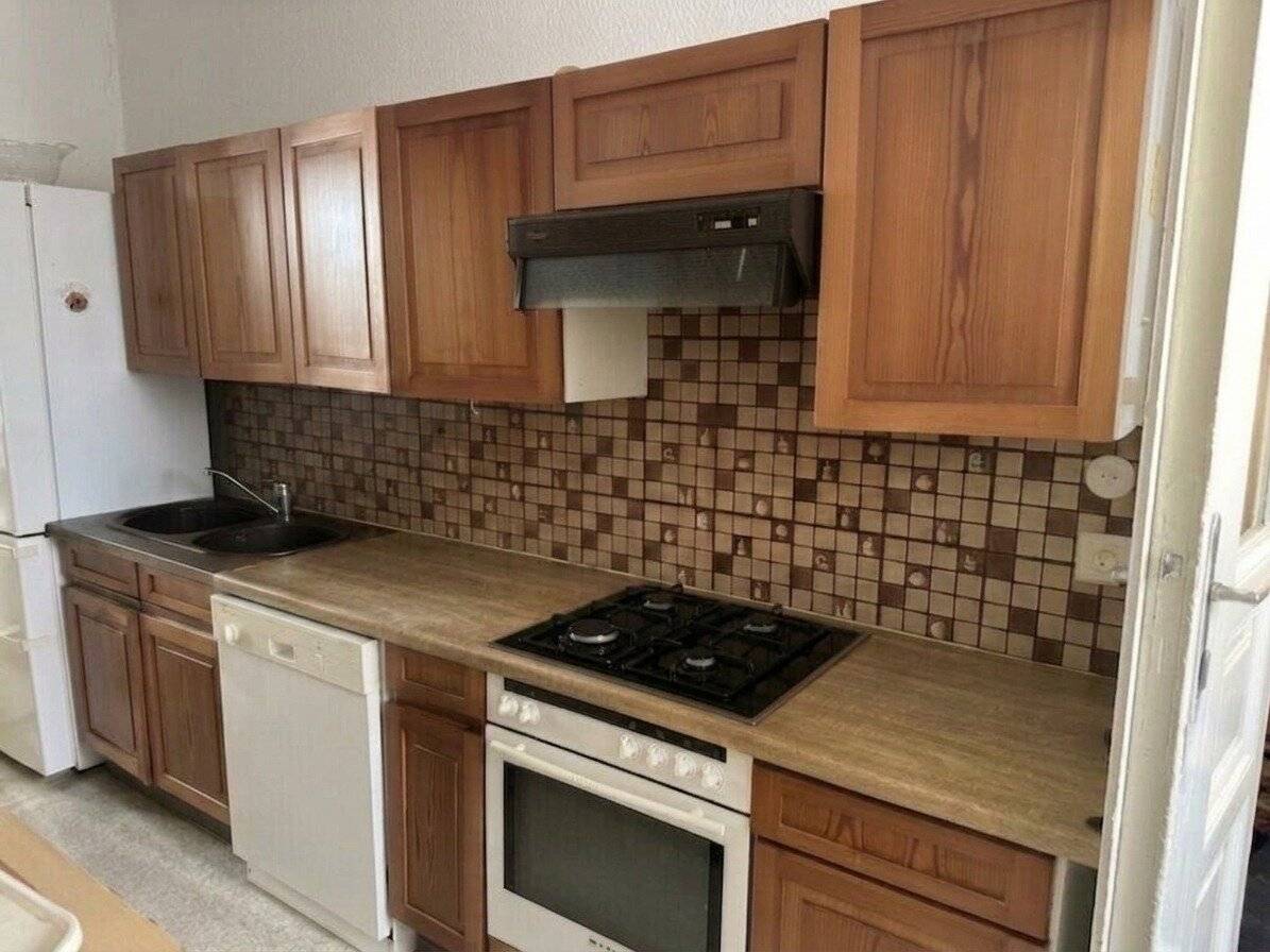 Unsanierte 3 Zimmer Wohnung im sehr schönen Stilaltbau