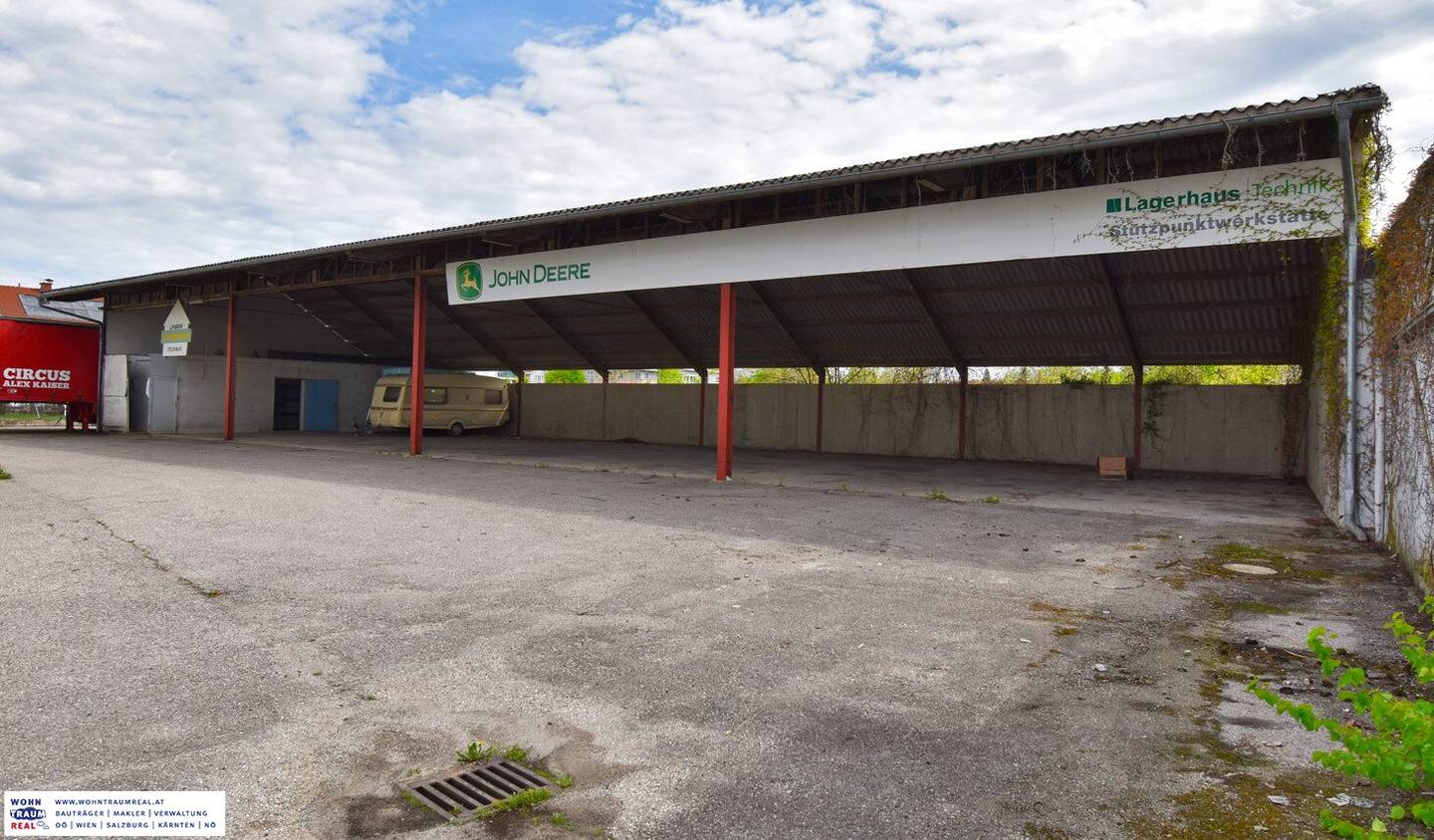 Großflächige, überdachte Stellplätze mit je 39 m². Ideal für LKW Auflieger, Landwirtschaftliche Geräte, Wohnmobile, Boote, Anhänger, ...