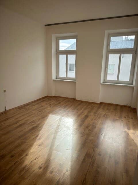 3 Zimmer - U1 Troststraße - Blick auf die Alpengasse - 2 Eingänge möglich!!