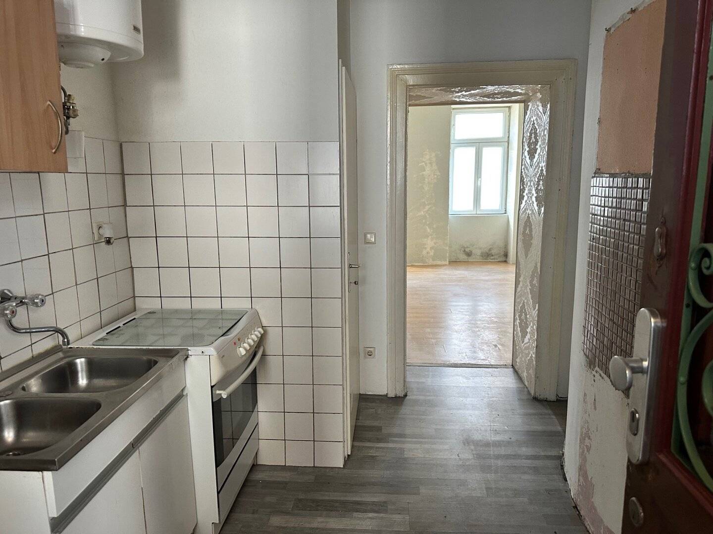 RENOVIERUNGSBEDÜRFTIGE SINGLEWOHNUNG MIT WC