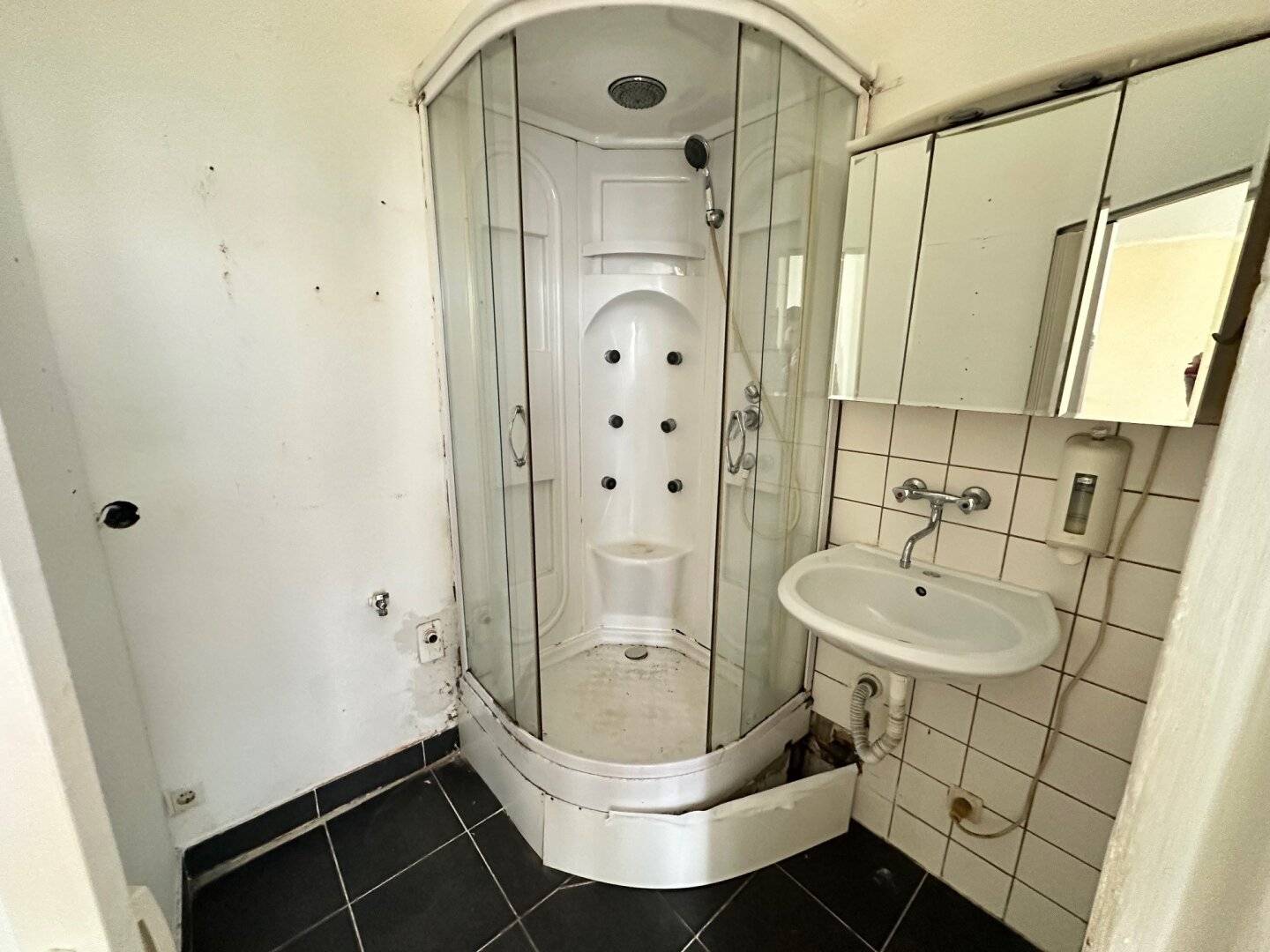RENOVIERUNGSBEDÜRFTIGE SINGLEWOHNUNG MIT WC
