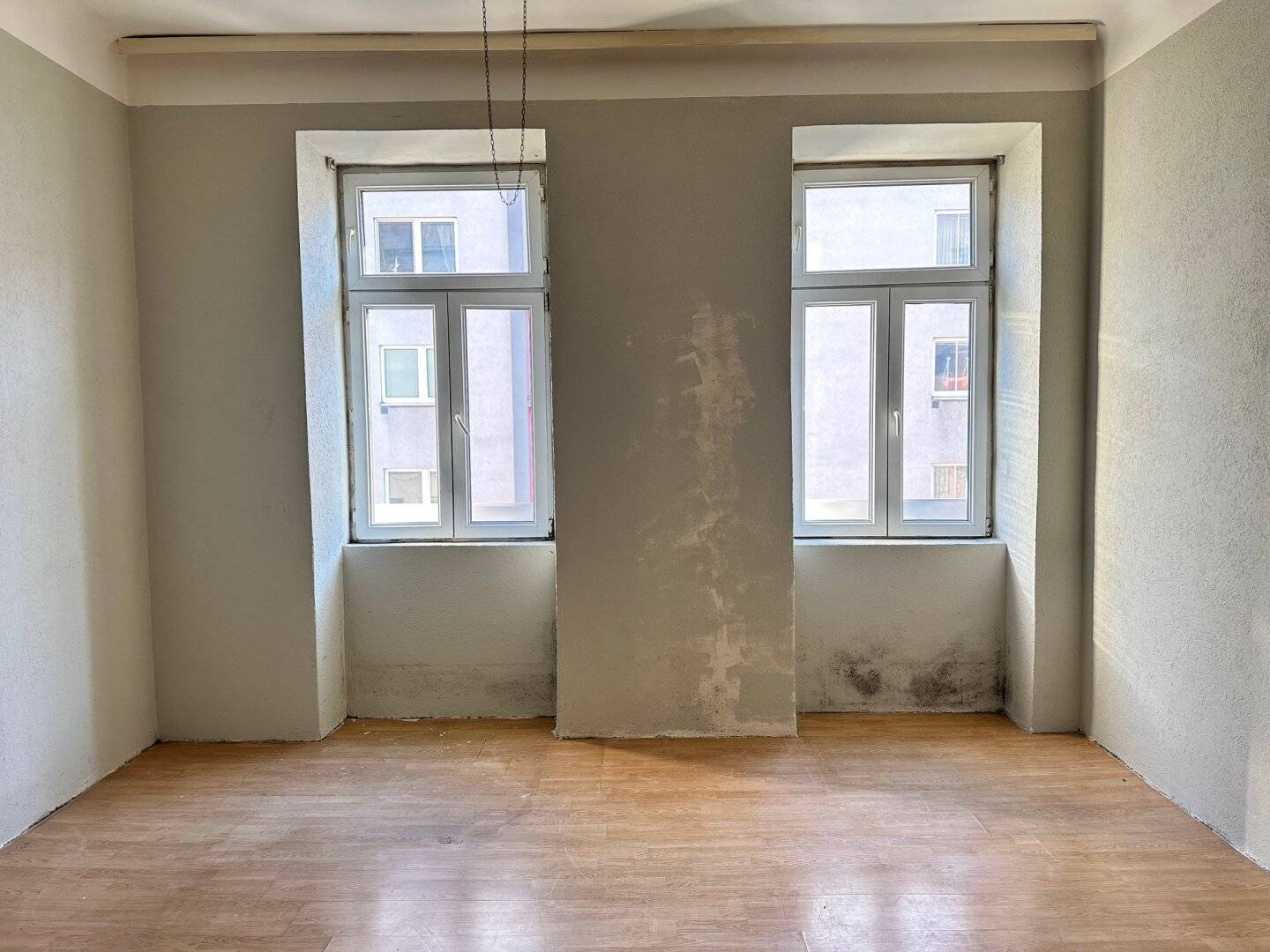 RENOVIERUNGSBEDÜRFTIGE SINGLEWOHNUNG MIT WC