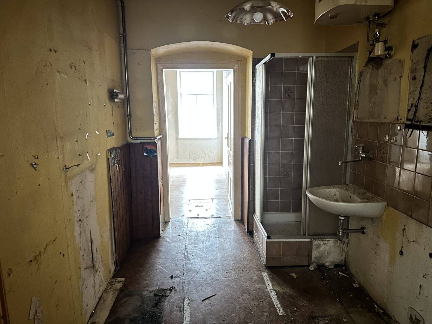 WOHNUNG ZUM SANIEREN - 2,5 Zimmer im HOCHPARTERRE