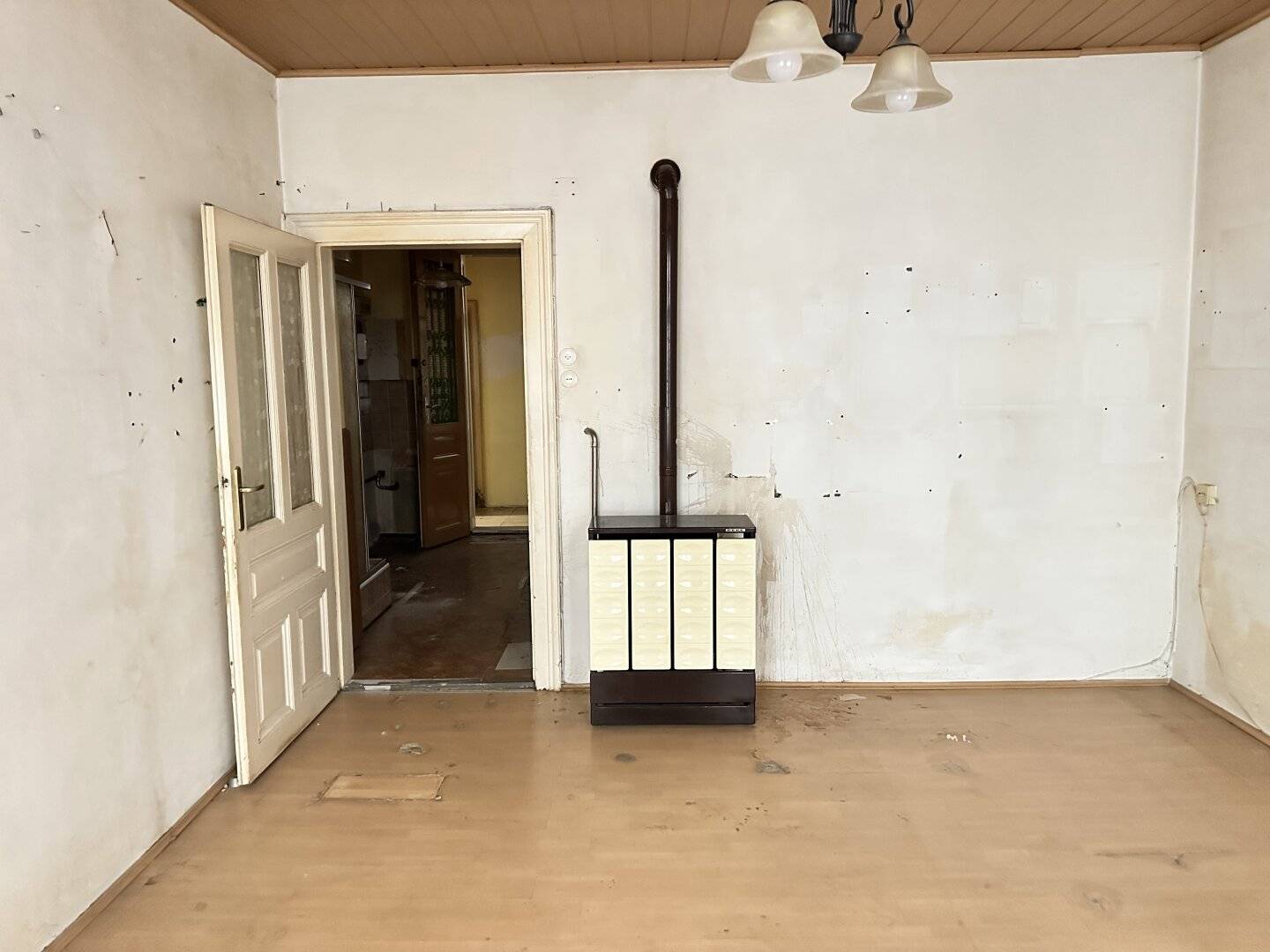 WOHNUNG ZUM SANIEREN - 2,5 Zimmer im HOCHPARTERRE