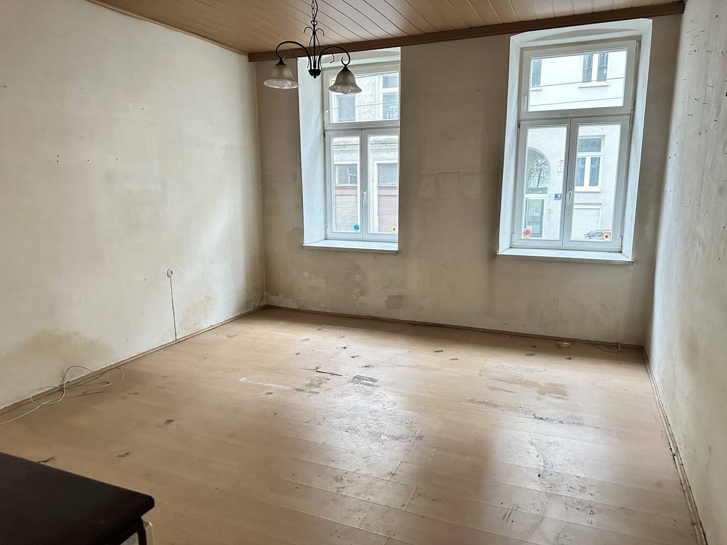 WOHNUNG ZUM SANIEREN - 2,5 Zimmer im HOCHPARTERRE