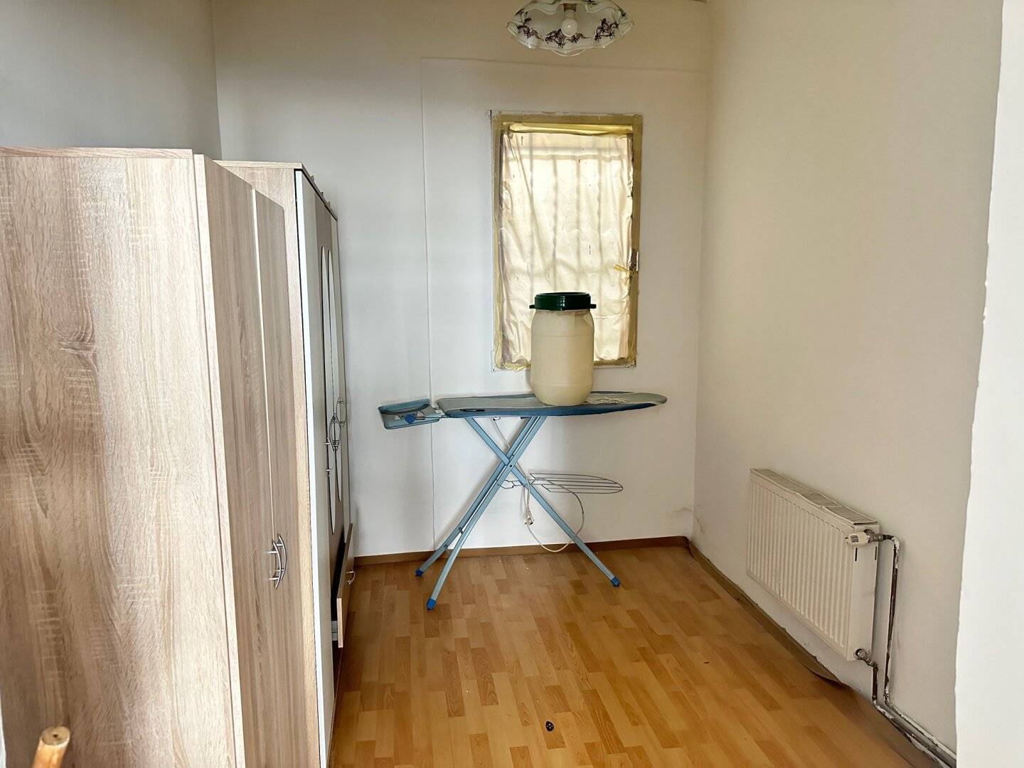 Freundliche Wohnung mit Gastherme - Zimmer - Kabinett - Gang WC gegenüber