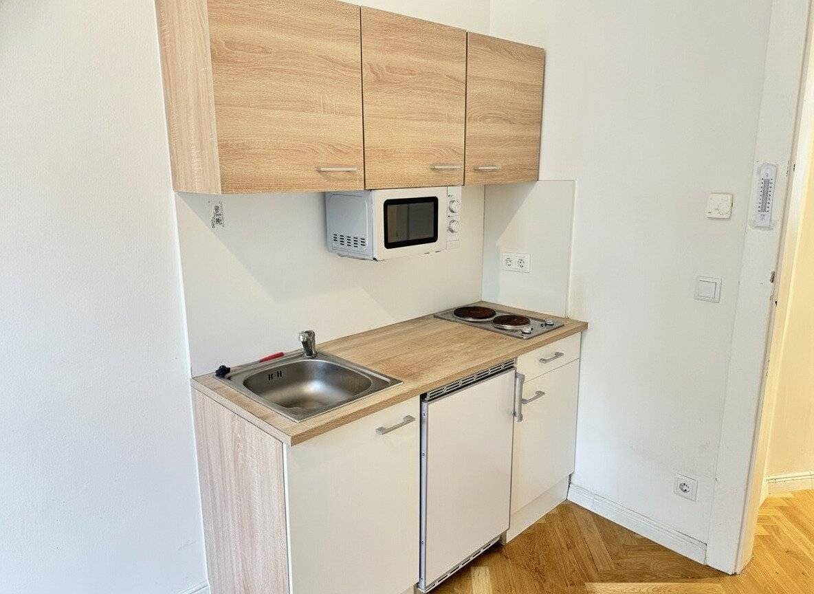 TEILSANIERTE PENDLER-/SINGLEWOHNUNG in modernen ALTBAU