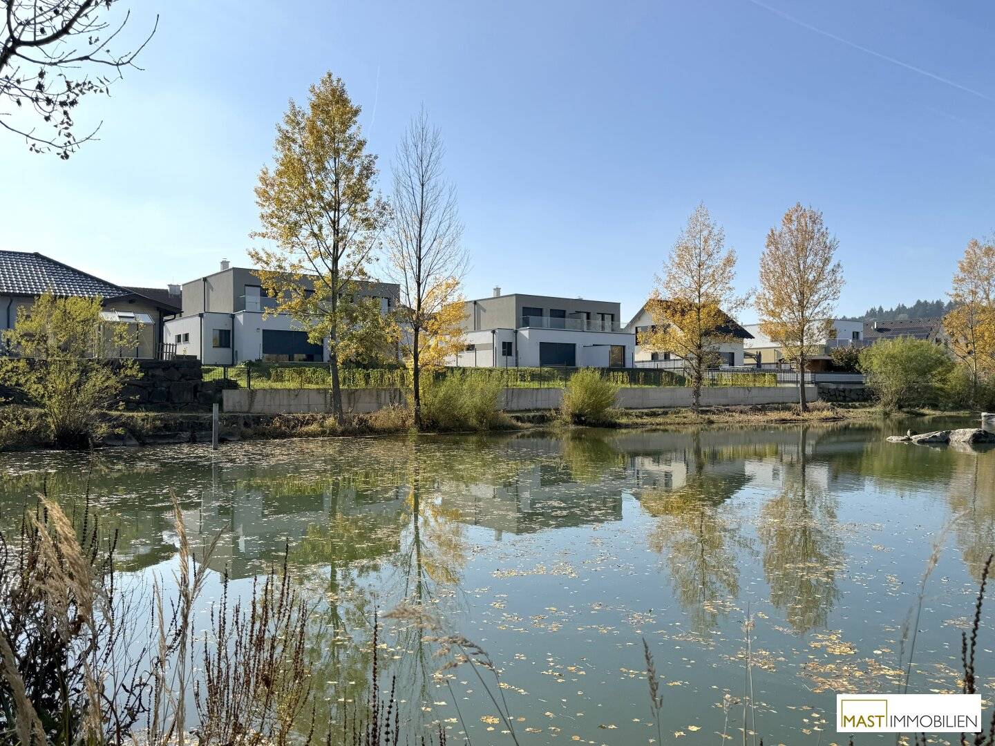 Moderne Doppelhäuser mit Blick auf das Wasser