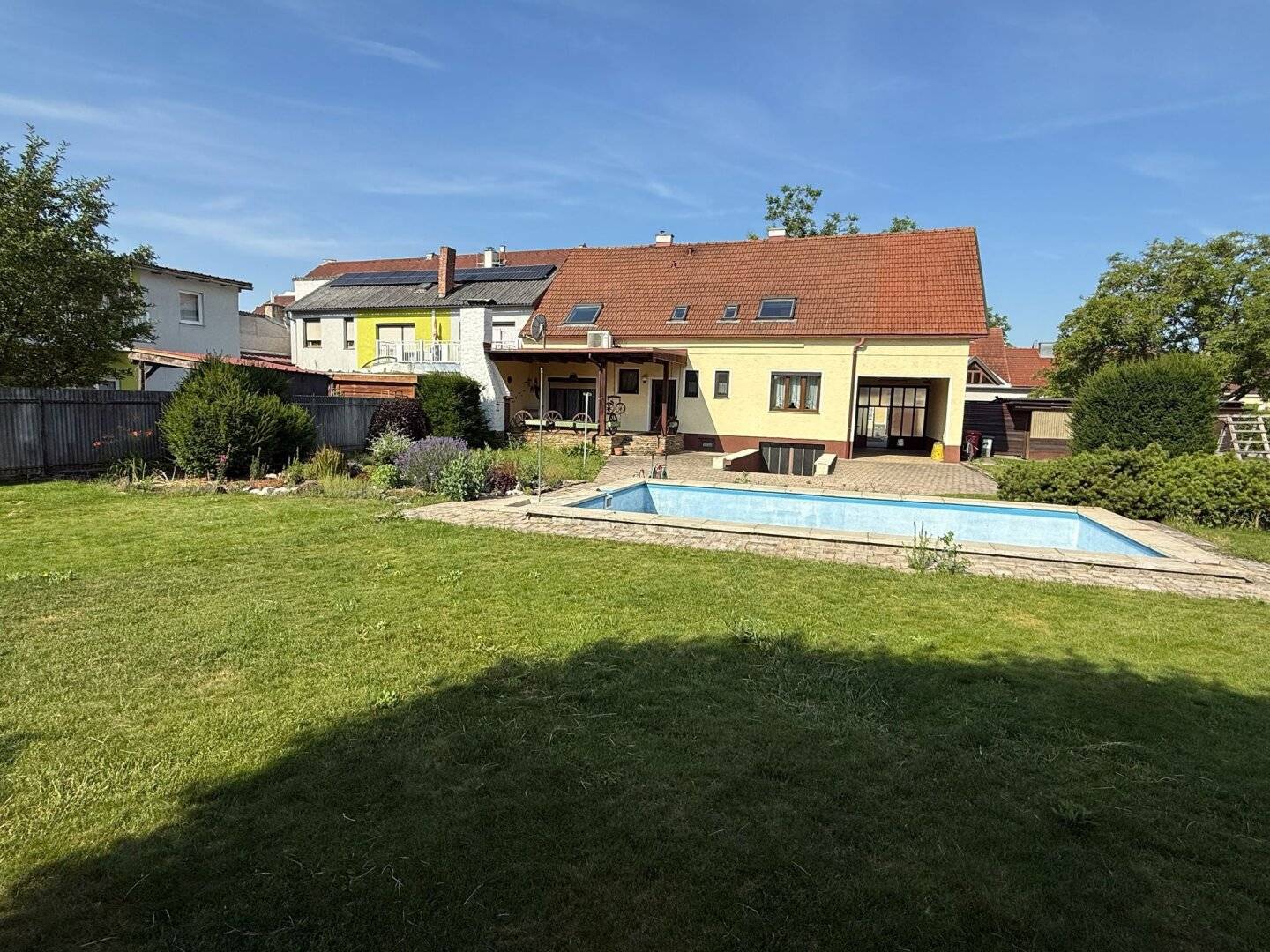 2326 Maria Lanzendorf, Familientraum mit Pool und großem Garten!
