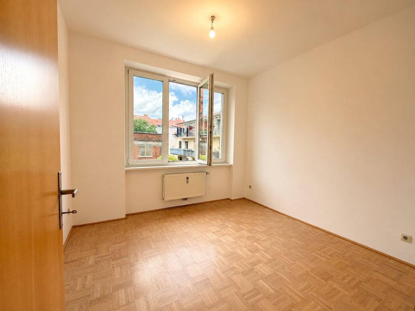 Gepflegte 2-Zimmer-Wohnung mit Loggia in zentraler Ruhelage von Graz