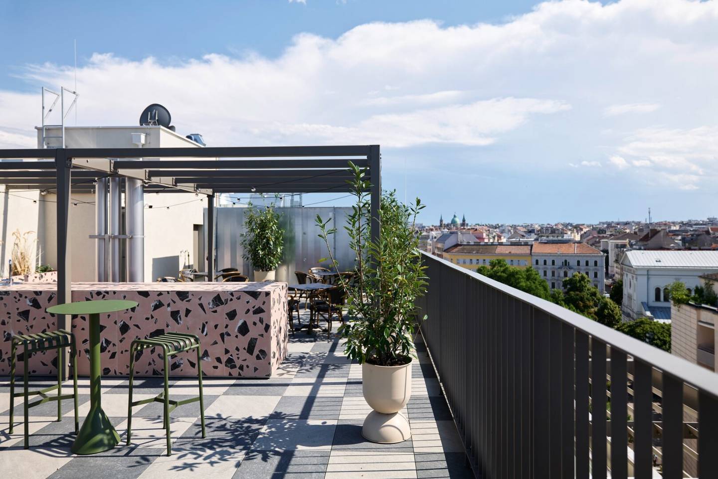 Einziehen & Aufleben: Premium Serviced Apartment mit Spa & Gym