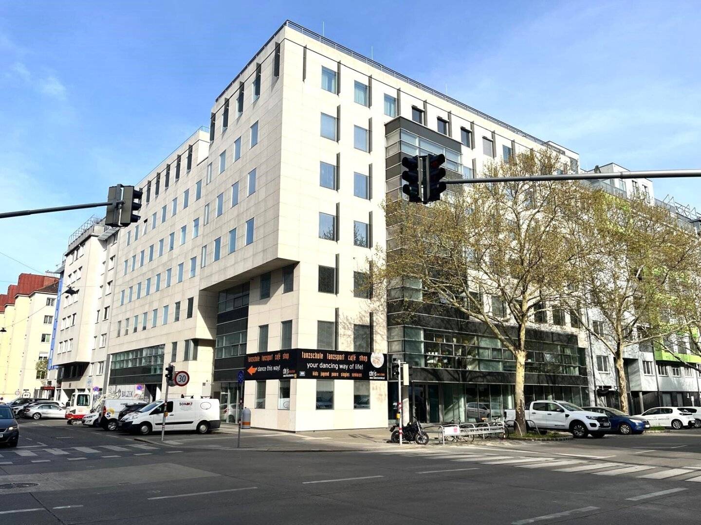Neubau Erdgeschoss-Geschäftslokal/Büro (unter 10 € Netto-Miete pro m²) nahe U-Bahn // Top Zustand // Alleinbeauftragt