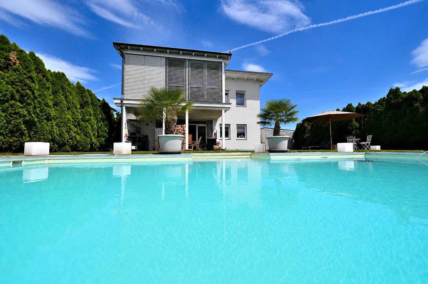 Modernes Einfamilienhaus *** beheizbarer Pool ***  Outdoorküche ***