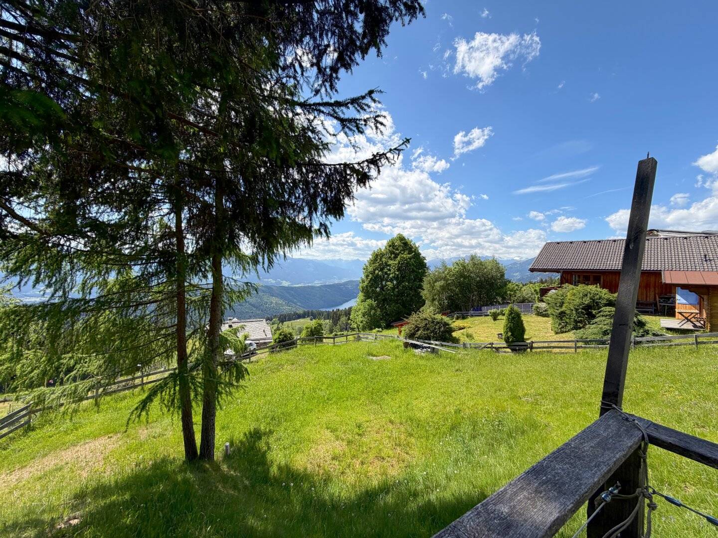 Freizeitwohnsitz! Sonniges Grundstück mit Hütte | 1.200 m Seehöhe | Nebelfrei | Voll erschlossen