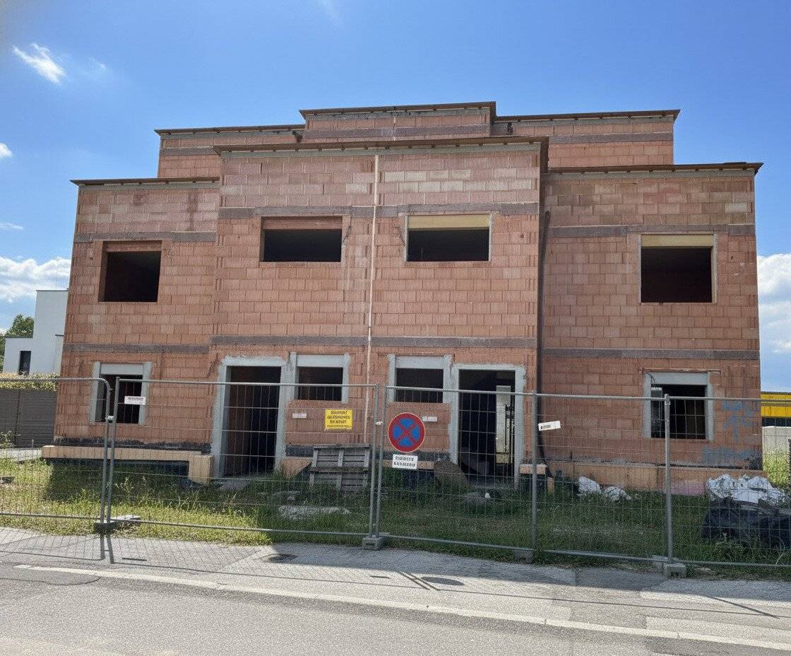 DOPPELHAUSHÄLFTE AM STADTRAND! Rohbau zum selbst Fertigstellen!