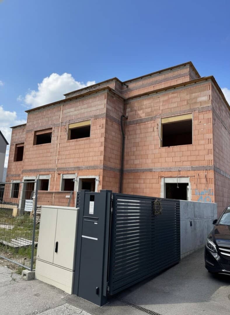 DOPPELHAUSHÄLFTE AM STADTRAND! Rohbau zum selbst Fertigstellen!