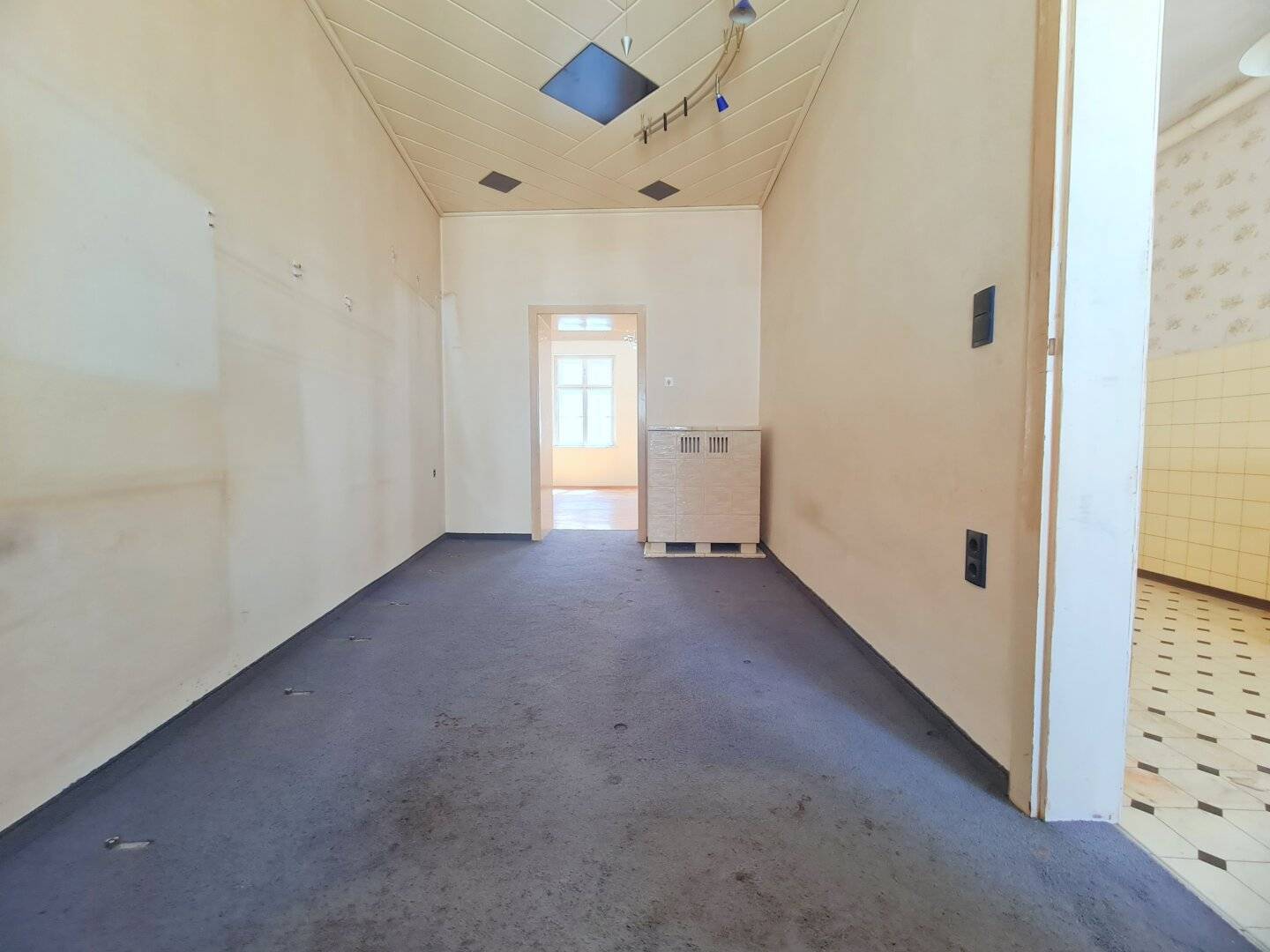 Renovierungsbedürftige großzügig angelegte 3 Zimmer Wohnung