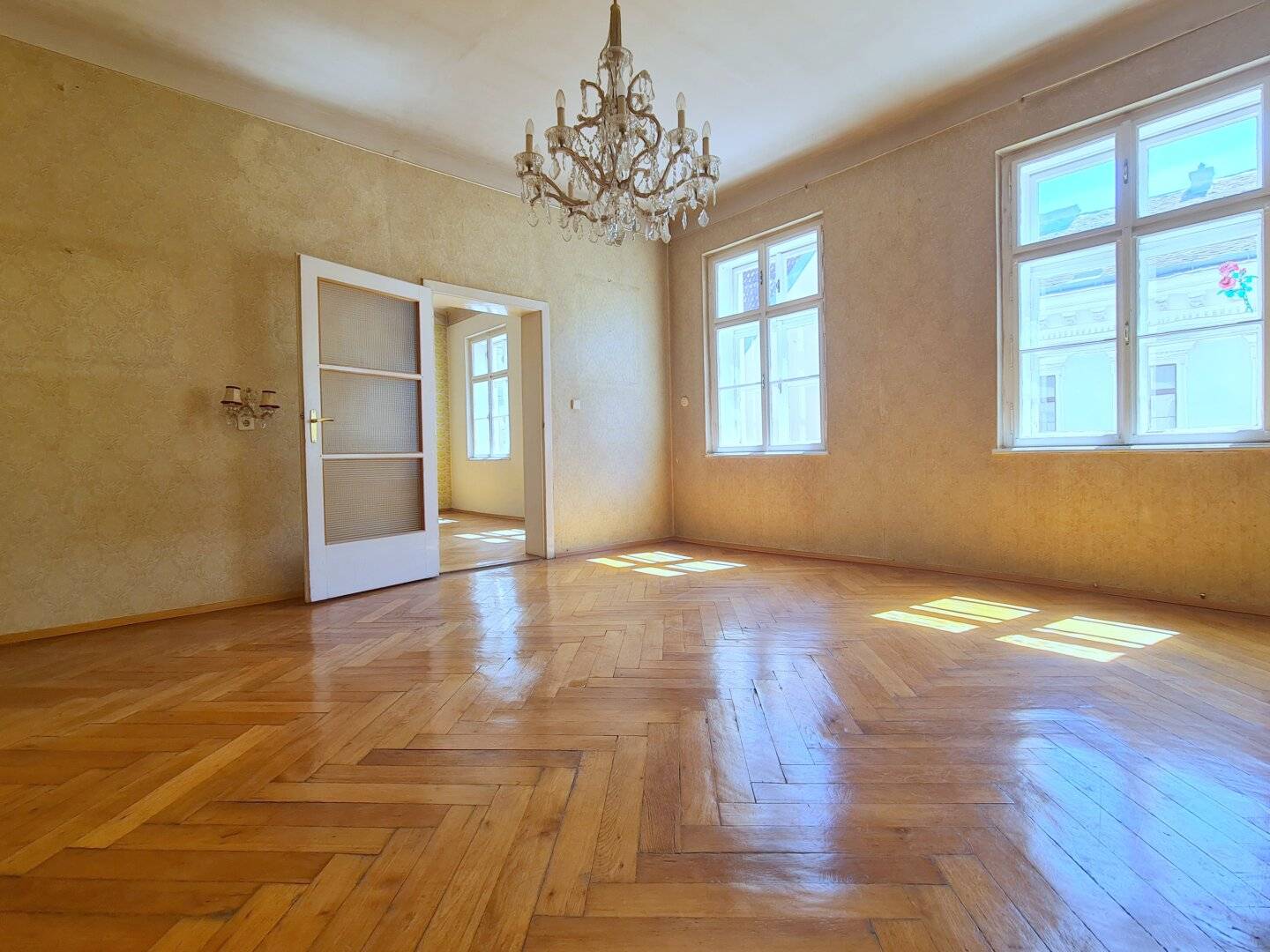 Renovierungsbedürftige großzügig angelegte 3 Zimmer Wohnung