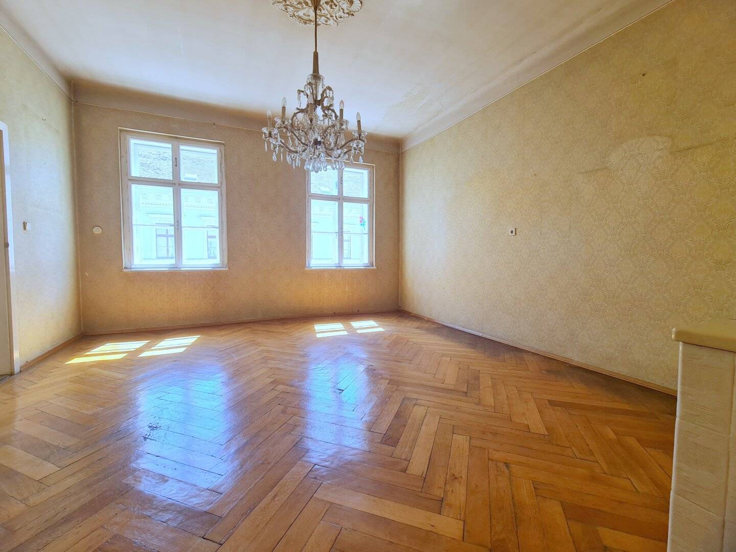 Renovierungsbedürftige großzügig angelegte 3 Zimmer Wohnung