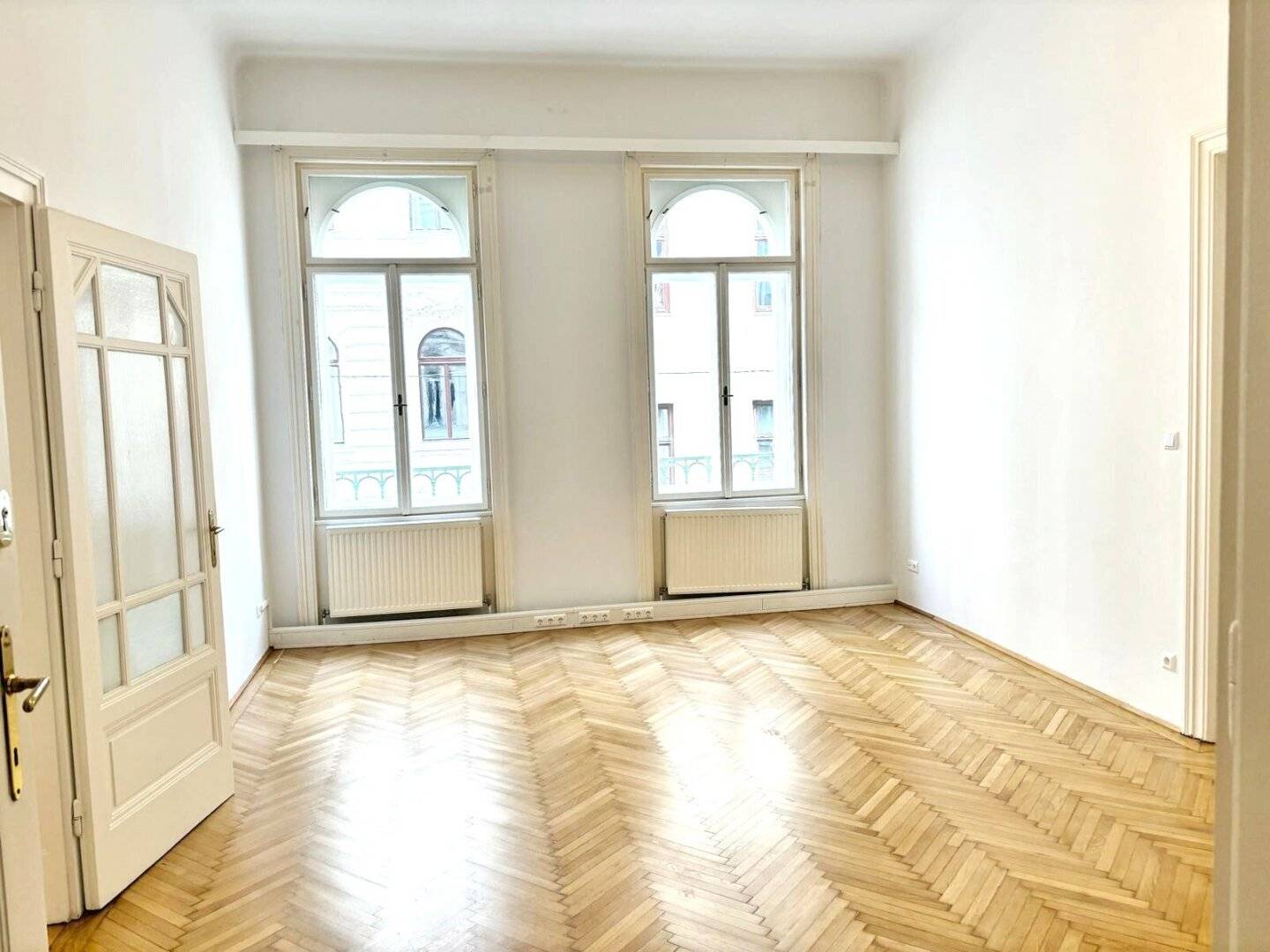 UNBEFRISTETE RARITÄT : Neu sanierte herrschaftliche Wohnung in der Piaristengasse