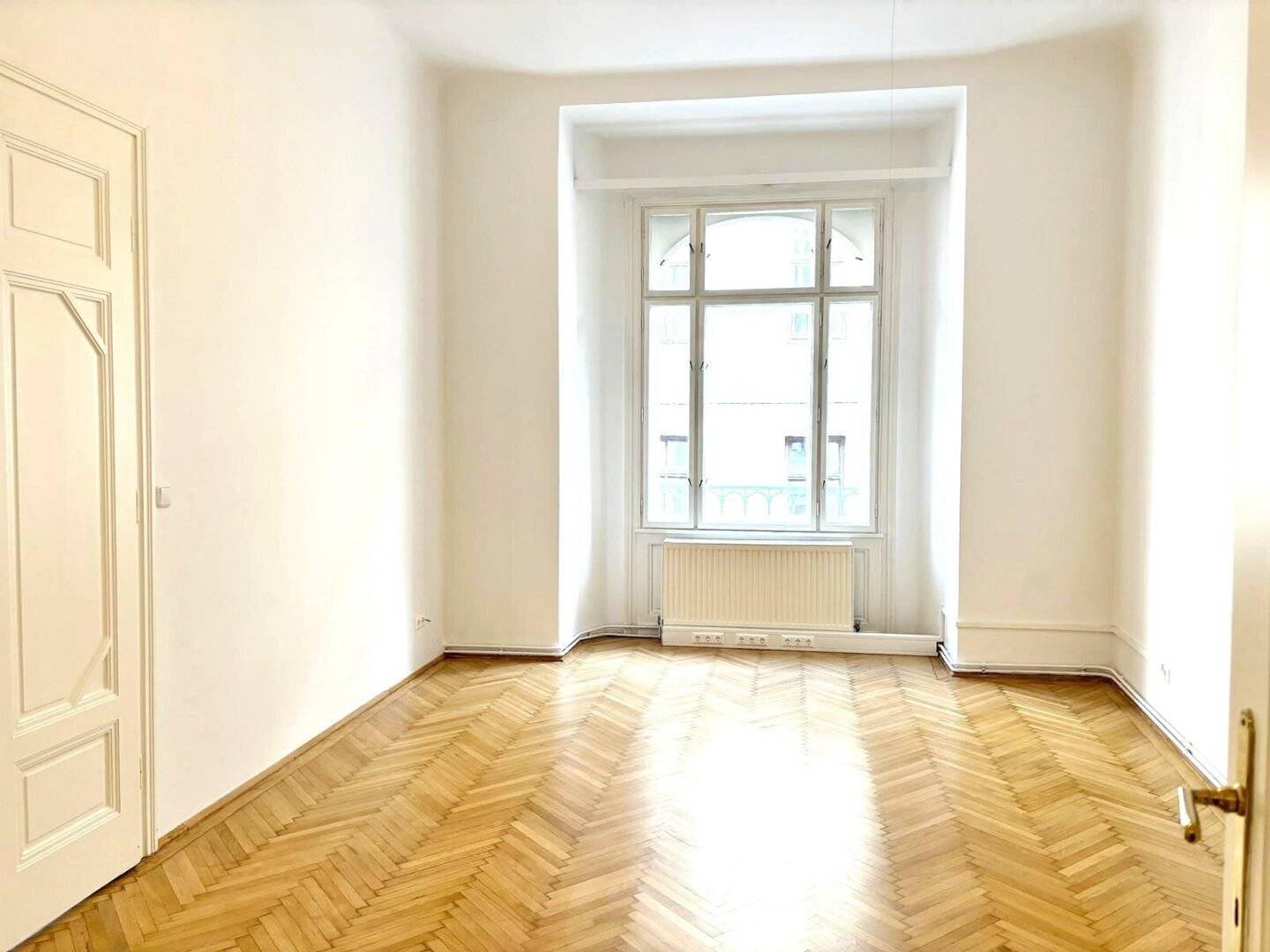 UNBEFRISTETE RARITÄT : Neu sanierte herrschaftliche Wohnung in der Piaristengasse